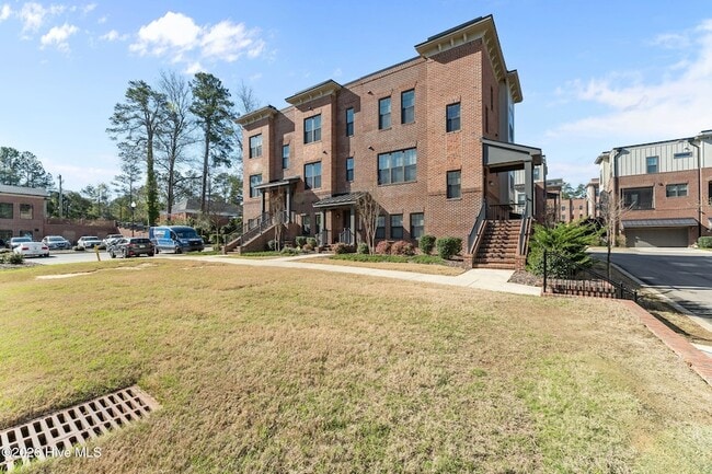 Building Photo - 12 Brownstone Ln