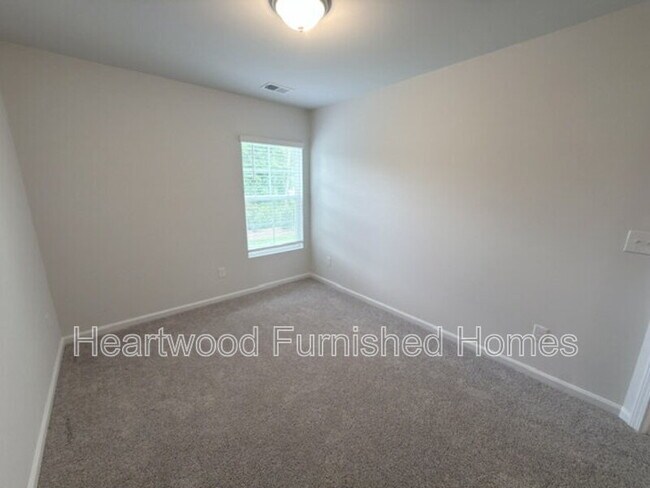 Building Photo - 807 Coburg Ln