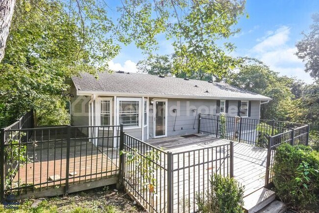 Building Photo - Beautiful 3-Bed 2.5-Bath + Bonus Room Home - Minutes from Downtown Chattanooga!