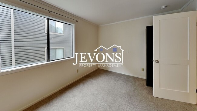 Building Photo - Top-floor 2-level condo with brand-new kitchen and ensuite bath – Utilities and internet included...