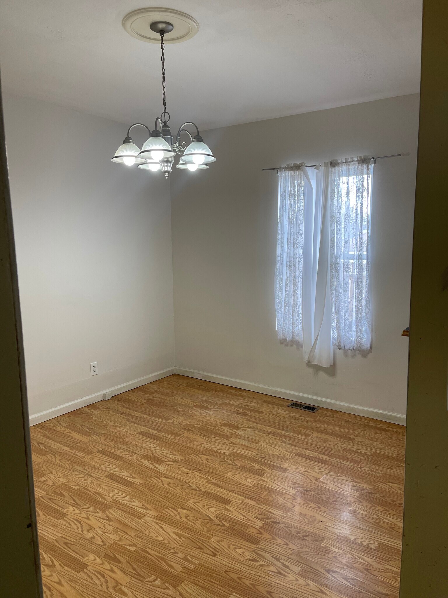 Building Photo - 2330 Parkland Ave