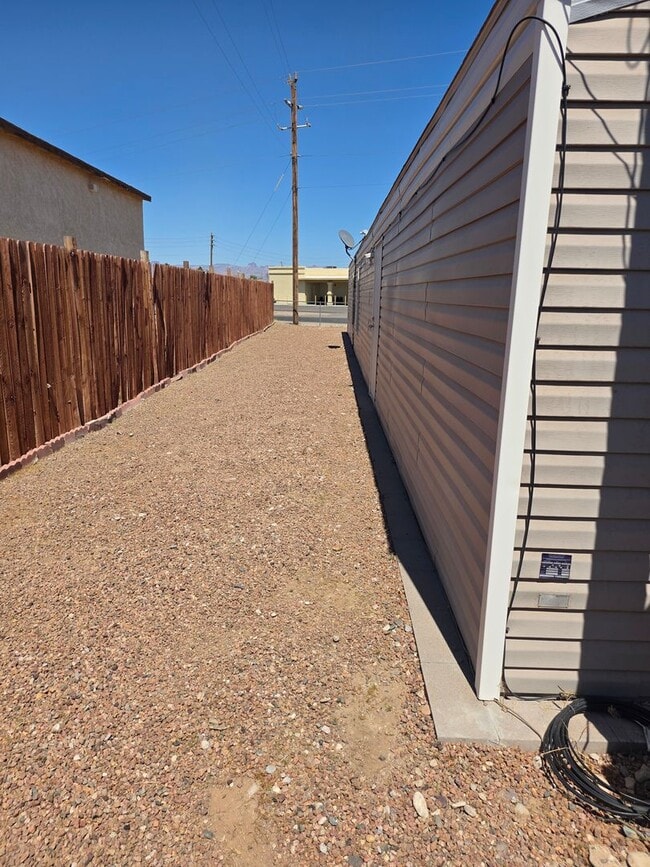 Building Photo - Cute, Clean & Affordable 3 Bed / 2 Bath Home in Central Bullhead City!