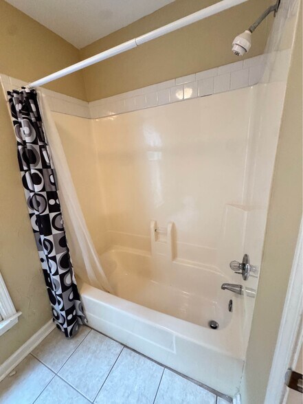 Building Photo - 601 Abingdon Way