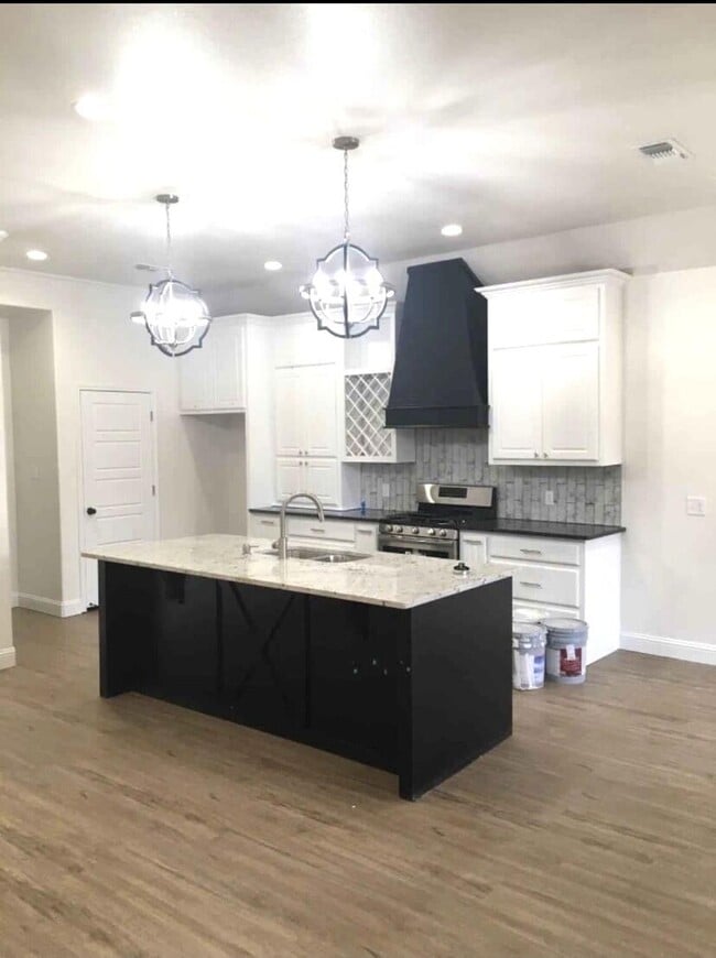 Building Photo - 1018 N Genoa Ave