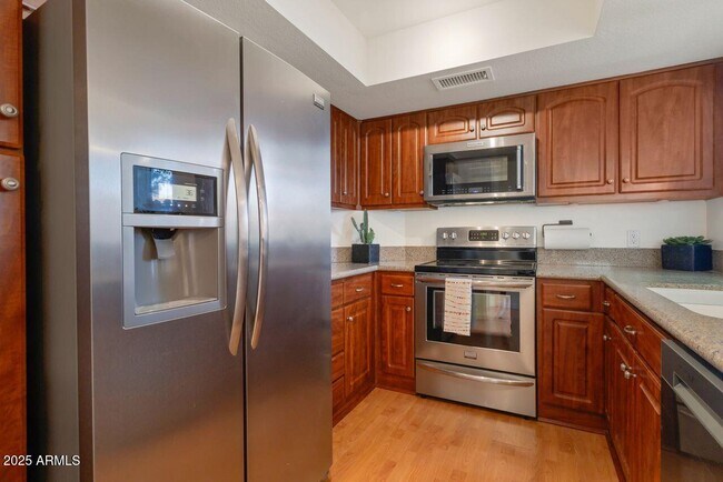 Building Photo - 4020 E Laurel Ln