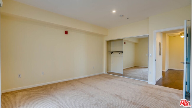 Building Photo - 155 S Oxford Ave