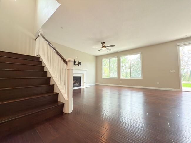 Building Photo - Spacious 4-Bedroom Home in Private Sylmar ...