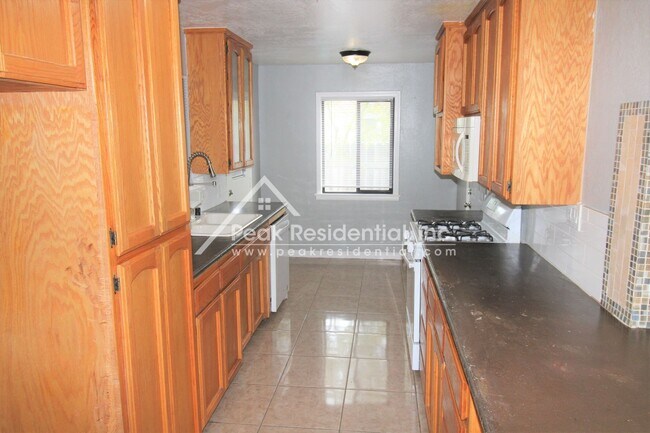 Building Photo - Fruitridge Manor 3bd/1ba House with Garage