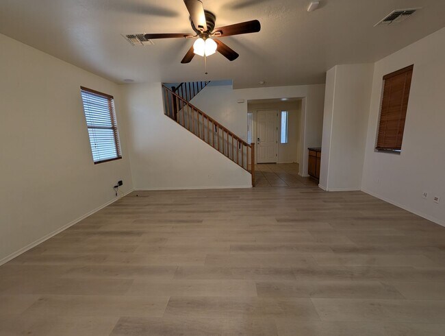 Building Photo - Community pool *Covered back patio with ex...
