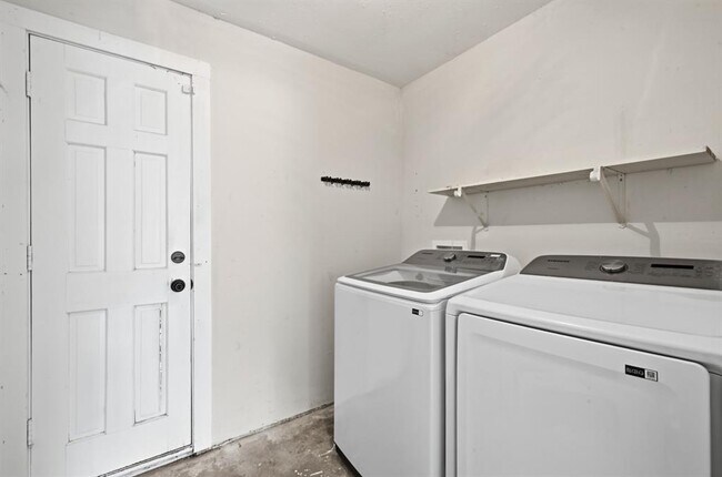 Building Photo - 2313 Lakehurst Dr