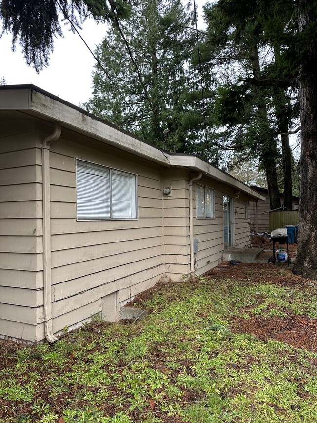 Building Photo - Cozy 3 bedrooms/ 1 bath house in Lynnwood.