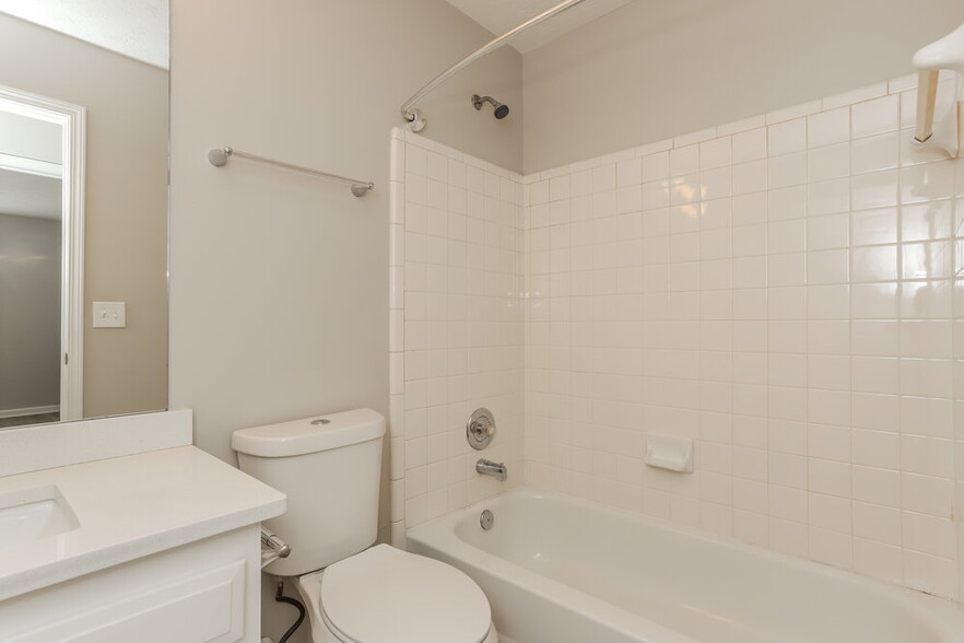 Building Photo - 2057 Wedgewood Dr