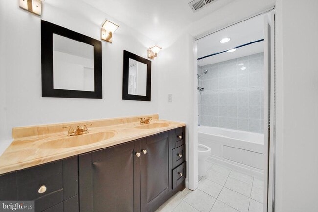 Building Photo - 1337 Kearny St NE