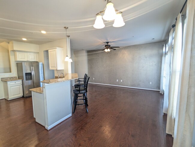 Building Photo - Beautiful 3 level townhouse in the new Jef...