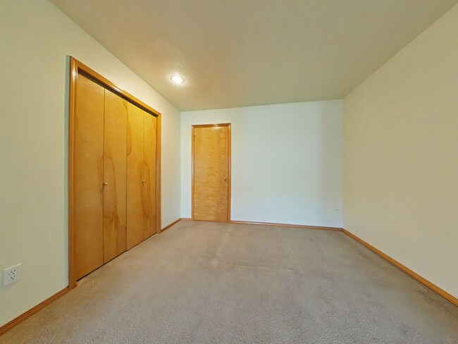 Building Photo - 3 Bedroom Home ~ North Corvallis ~ Small P...