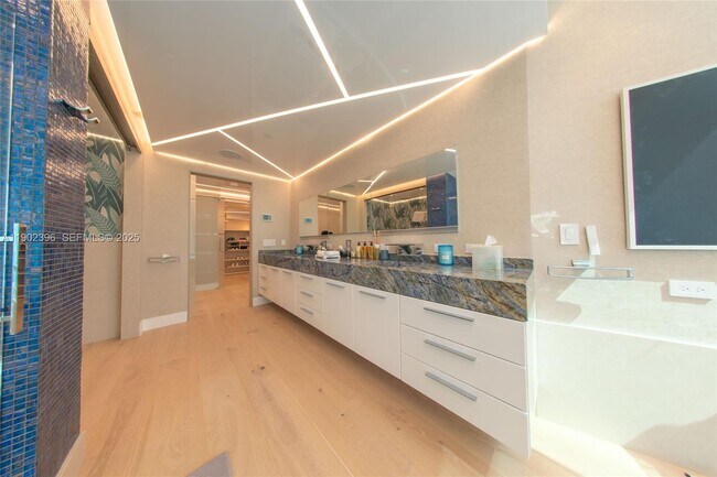 Building Photo - 17121 Collins Ave