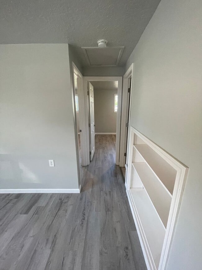 Building Photo - Conveniently located two bedroom home with fresh updates!