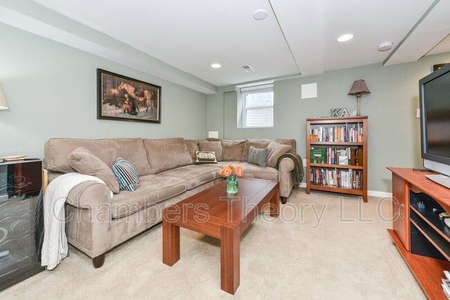 Building Photo - 629 S Henry St