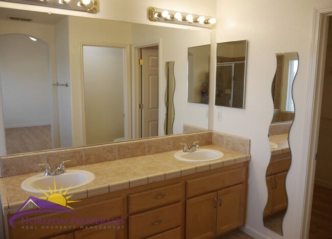 Building Photo - Spacious 5 Bed 3 Bath 2,500 Sq. Ft. Northpointe Park Village Home in Natomas