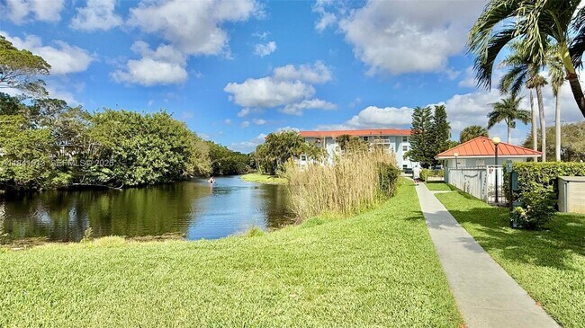 Building Photo - 605 S Pine Island Rd