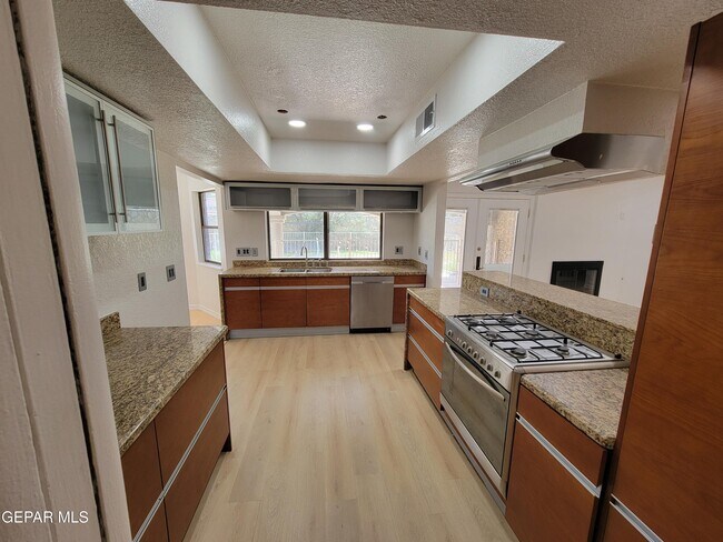 Building Photo - 6836 Orizaba Ave