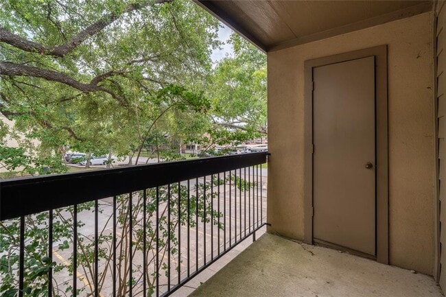 Building Photo - 3300 Pebblebrook Dr