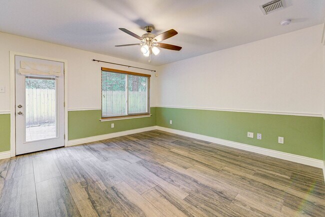 Building Photo - Stylish Woodlands Home Steps from H-E-B & ...