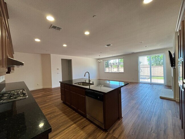 Building Photo - 402 Crimson Cir