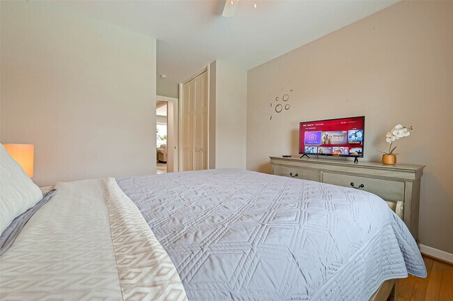 Building Photo - 5330 Hialeah Dr