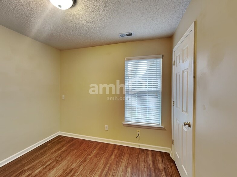 Building Photo - 15464 Stone Hollow Dr