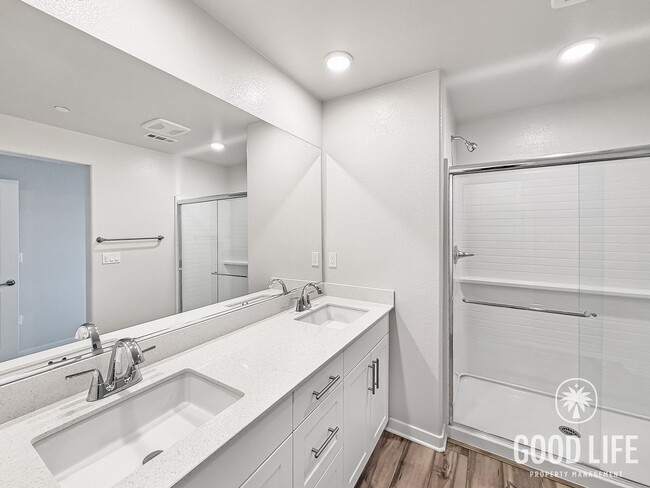 Building Photo - Beautiful New 3B/3BA Gated Community Townhome in Riverside for Lease!