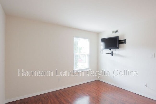 Building Photo - 725 Ridgeside Dr