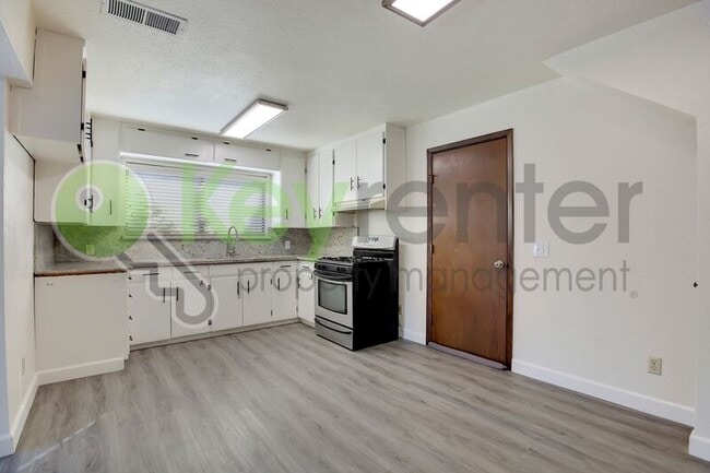 Building Photo - 809 N Hobson Ave