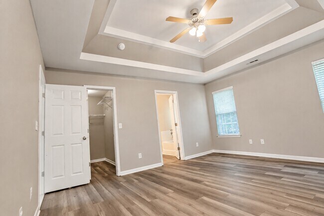 Building Photo - 10132 Montrose Dr