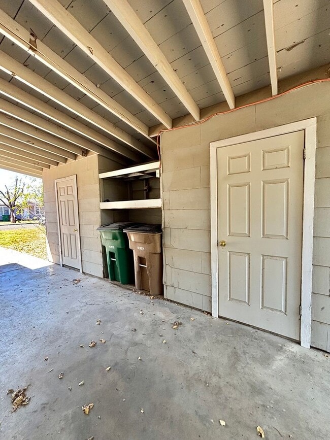 Building Photo - NOW AVAILABLE - 3 Bedroom home!