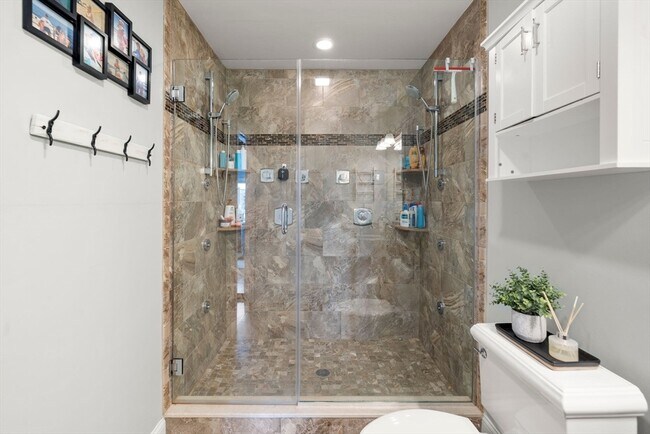 Building Photo - 695 E 8th St