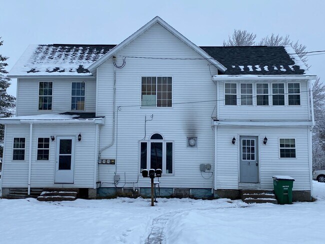 Building Photo - 1441 Oak St