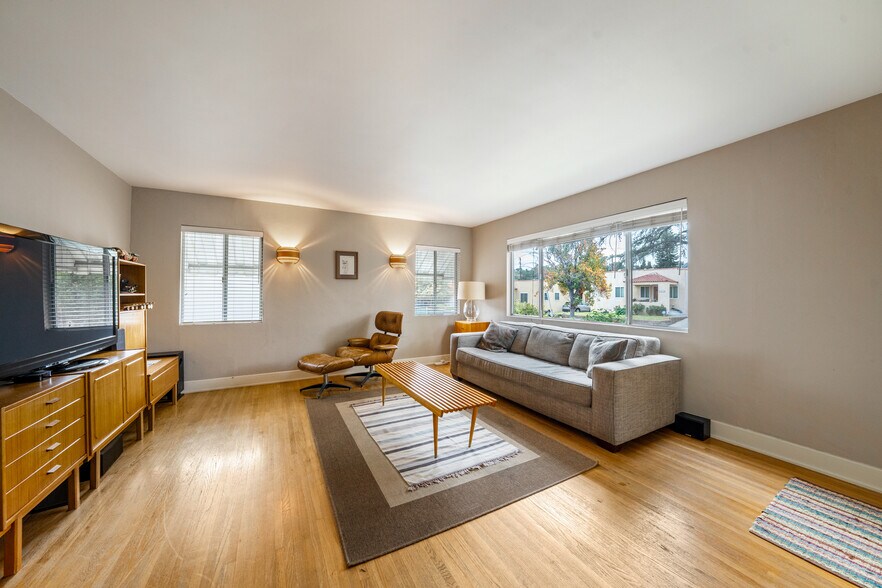 Living Room - 4536 Corliss St
