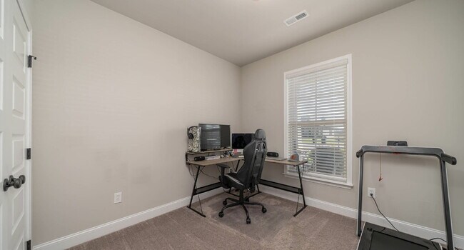 Building Photo - "Exquisite 4-Bedroom Home in Hazel Green with Granite Finishes & Cozy Fireplace!"