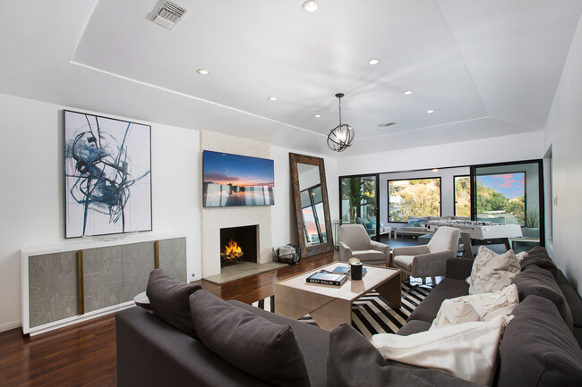 Building Photo - 1733 Sunset Plaza Dr