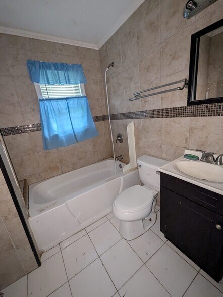 Building Photo - 585 Woodin St