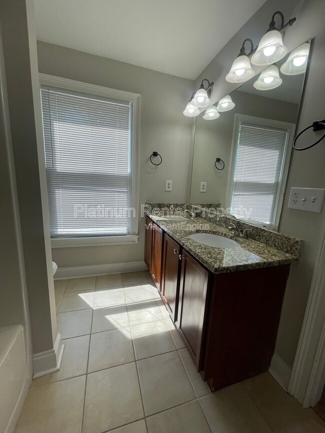 Building Photo - 750 Terry St SE