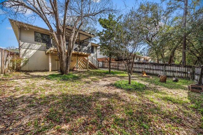 Building Photo - Modern Comfort in the Heart of Niceville!
