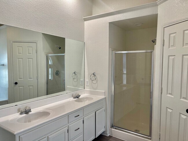 Building Photo - Updated home in Burleson