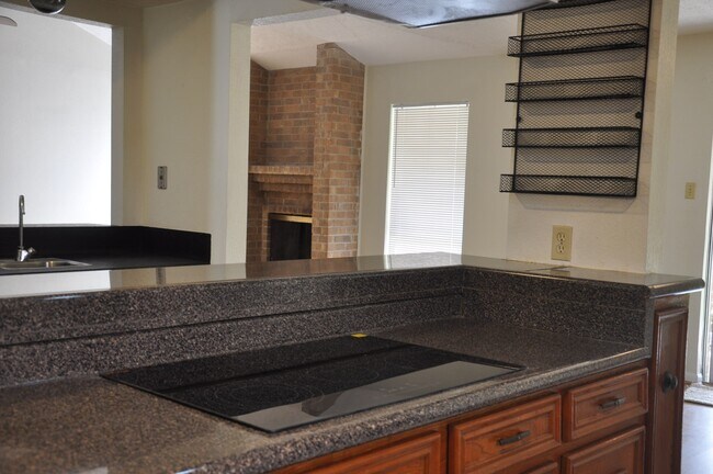 Building Photo - 16454 Hickory Knoll Dr