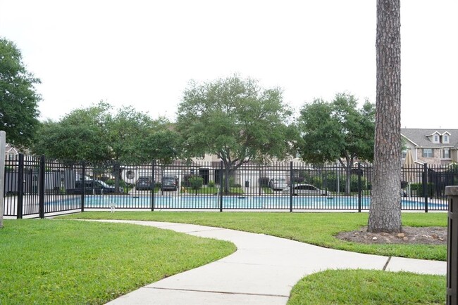 Building Photo - 16019 Summerville Lake Dr