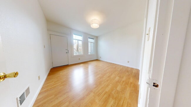 Building Photo - Outer Richmond | Spacious 3BR/2BA Flat