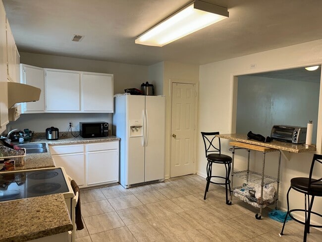 Building Photo - Townhouse in the popular Pheasant Run comm...