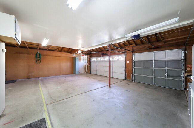 Building Photo - 10205 Single Oak Dr