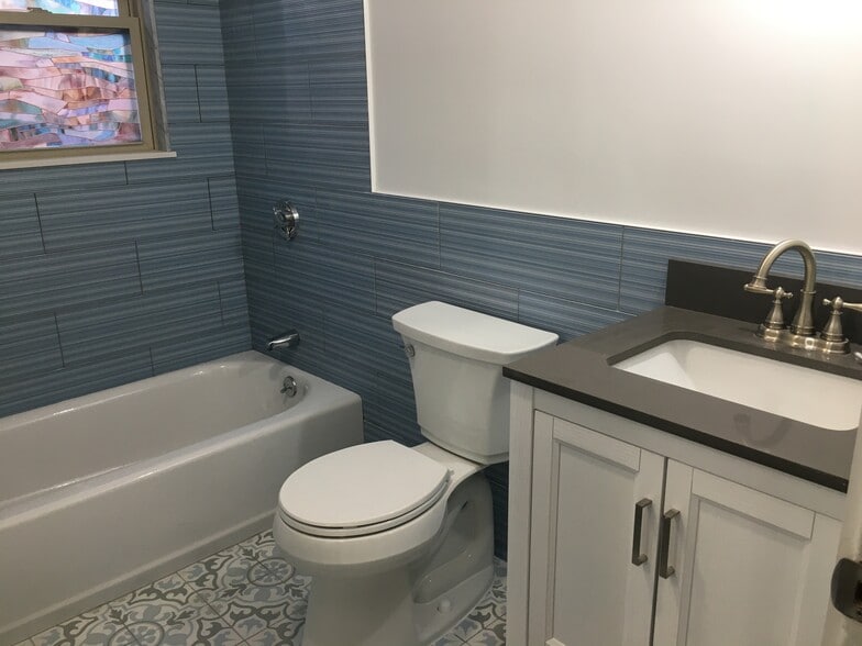 Full bathroom - 12 Eliot Cres